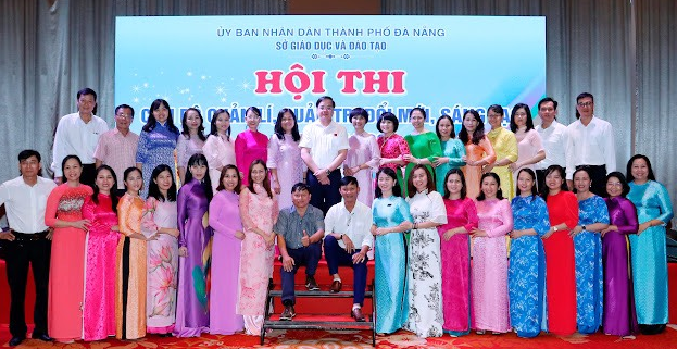 Tập thể giáo viên tham dự ngày hội