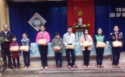 Tặng 57 xuất quà Tết cho học sinh Trường THCS Phan Bội Châu